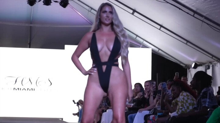Siêu mẫu gợi cảm Âu Mỹ trình diễn trên sàn catwalk (1)