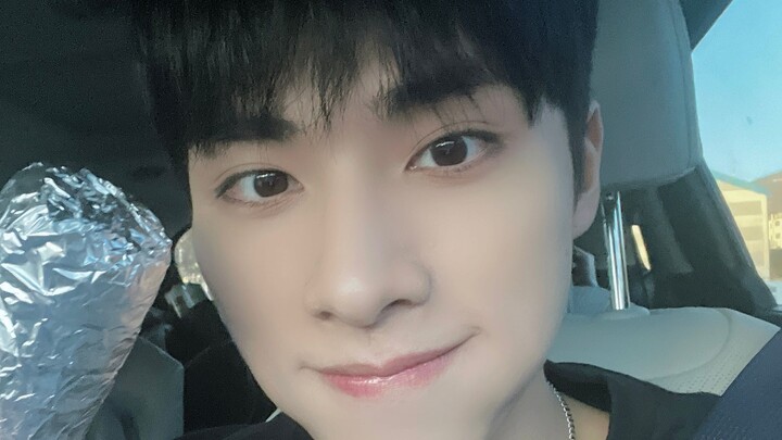 علاقتي مع البطل: أخوان لا يخفون شيئًا عن بعضهما 1.0