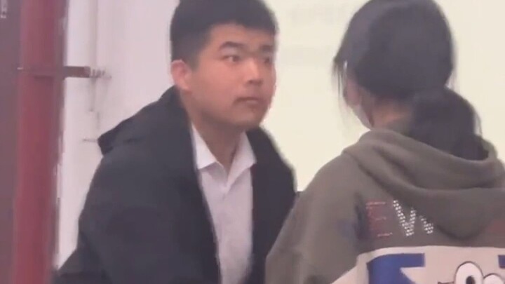 Guru psikologi bilang saat bersalaman, harus berkontak mata—saat si cowok naik ke panggung buat demo