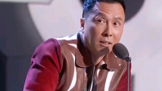 أمسكت بجنسيتي الصينية بقوة، اتضح أن الحصول على الجنسية الصينية صعب جدًا! جاكي تشان وطني جدًا حقًا!