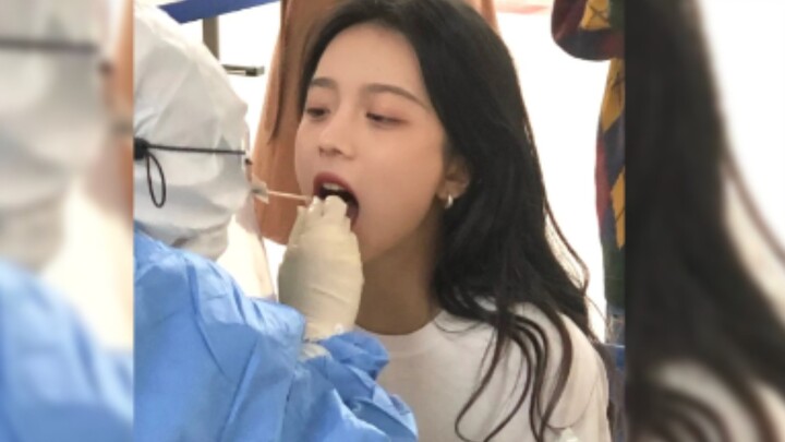 That woman even looks so good while getting a nucleic acid test!