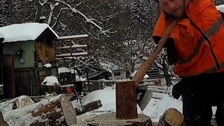 Pria Ceko ini kehilangan kedua lengannya, tetapi tetap bisa membelah kayu
