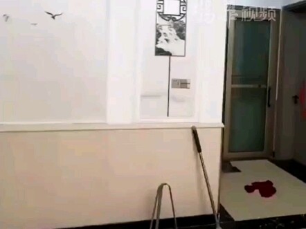 Seorang pria mengeluh bahwa kamar tidurnya tidak sebagus kamar tidur kakak perempuannya; tak ada per