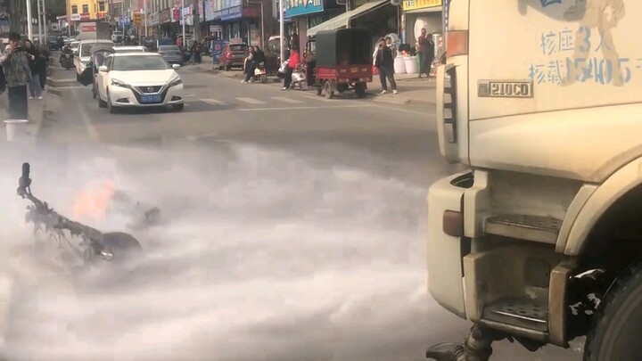 Water Sprinkler Truck: I came from the mountains, carrying orchid seedlings~