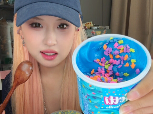 Americans Love Sweets?! Trying Out the Hottest Colorful Frosting on the Internet!