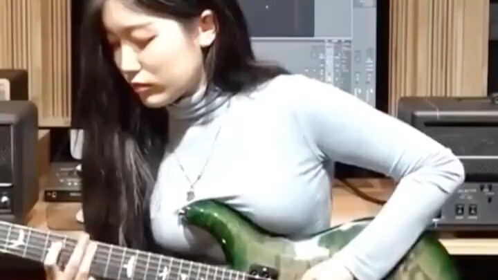 Guitar playing and singing Star lighting welcome everyone to give pointers