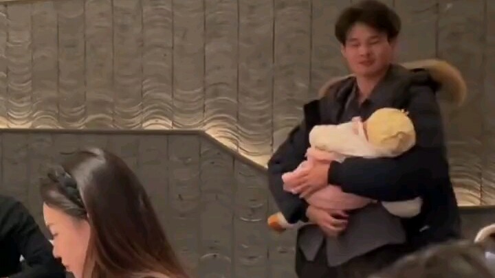 At a friends’ dinner, the man told his wife to enjoy her meal first while he held their child and ke
