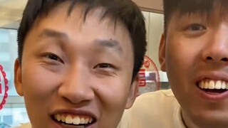 Permainan menebak di kamar asrama, kebahagiaan hari ini diberikan oleh teman sekamar, sangat mengoco