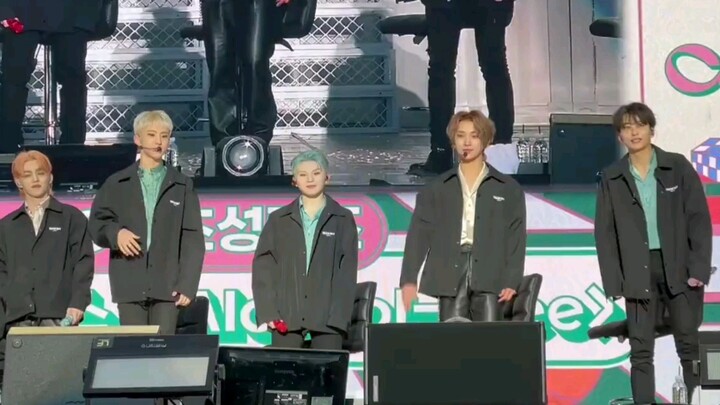 Only knows one move for the cover dance, but totally lost in it! SEVENTEEN’s “Kra Island” concert – 
