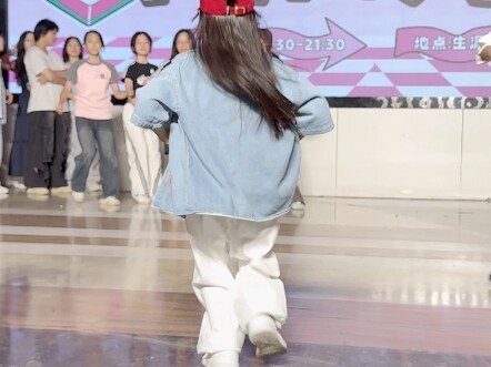 أول رقصة عفوية في الإجازة، سأقفز!