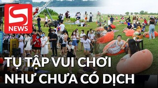 Bãi đá sông Hồng đông nghẹt người tụ tập, bỏ cả khẩu trang để hóng mát