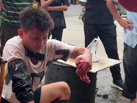 The middle-aged man finally caught a hefty fish weighing over thirty jin and brought it specially fo