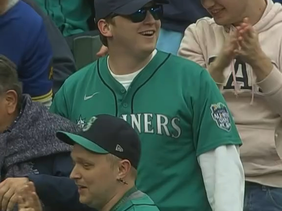 โอกาส 0.00001% แฟนบอลรับลูกทุ่มติดต่อกันสองครั้ง