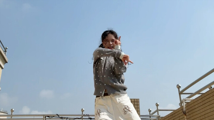 การออกแบบท่าเต้นสำหรับกระโปรงสั้นก็ต้องเต้นต่อเนื่องกันไง!