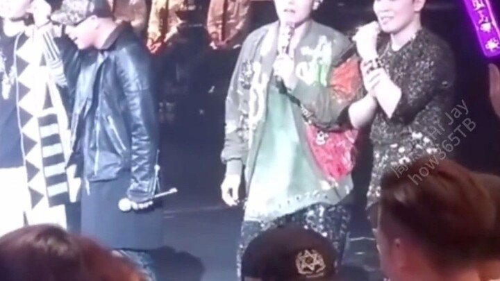 慕了！！小伙追杰伦16年被质疑盲目追星，周董请他吃饭并合照！！