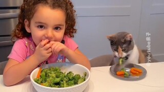 跟自己的小猫分享每一餐，是真的很爱它了❤