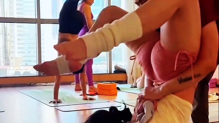 一字马练功教室日常训练