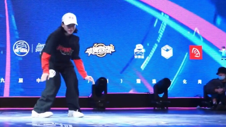 "She seemed to really dance this song in a romantic way" - Xi Jiaqi; Semi-finalist of the freestyle 