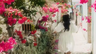 Mùa hè, hoa và cơ thể cô ấy.