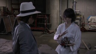 Bagian TV "Kamen Rider W" episode 1 dihapus, Fang Ace muncul. (Kenangan dari versi teater)