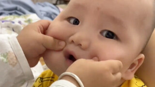 الأخت لا تبكي مهما حاولت، كأنني ولدت لها لعبة صغيرة!