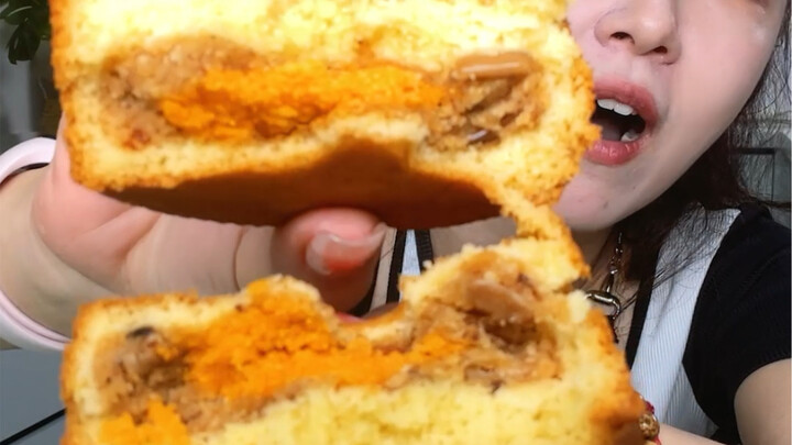 A fusion of cake and mooncake—Jin-style mooncakes are simply amazing! #FoodRecommendation #Foodie #S