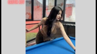 Tampil berani dan stylish dengan crop top seksi yang bikin percaya diri melambu