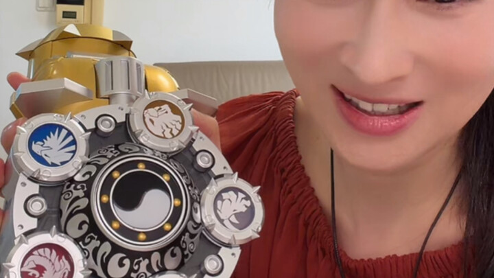 Mei Zhen transforms into the Imperial Armor