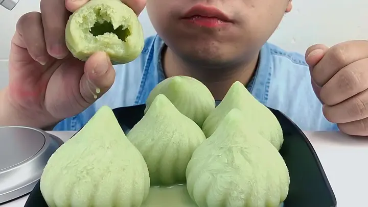 Listen to someone eating a frozen lolly with matcha filling!
