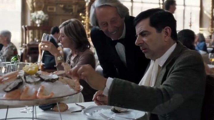 憨豆先生吃法国海鲜大餐，贼精贼精的，旁边的女士可倒霉了