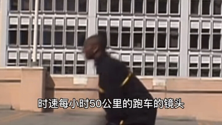 Pemain hardcore melompat langsung dan melintasi mobil sport yang melaju 50 kilometer per jam.