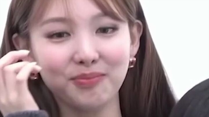 At that moment, Nayeon recalled those days…