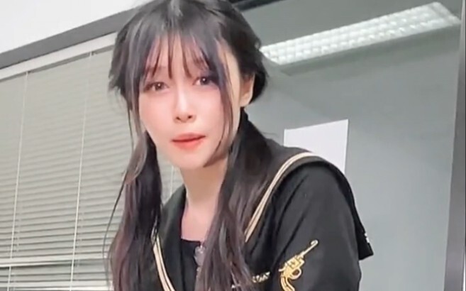 On the first day of work, I didn't expect that the female boss was a JK fan. Who can stand JK every 