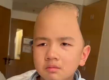 Xin mọi người, hãy giúp bé chia sẻ bài đăng này, giúp bé với! Bé còn nhỏ nhưng thật sự rất kiên cườn