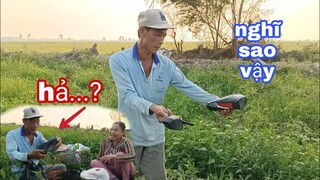 Tư Mừng Gỡ Tưởng Đâu Được Vợ Tặng Đôi Dép Xịn Ai Ngờ....