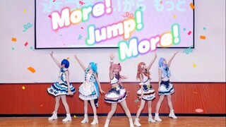 在挤到爆炸的学校舞台跳More Jump More...但真的超开心!