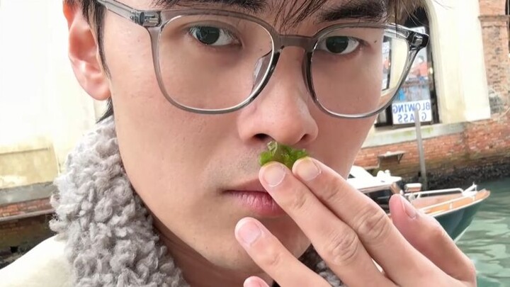Aku mencicipi sejumput rumput air Venesia, penasaran apakah baunya busuk atau tidak.