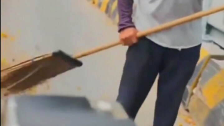 Orang zaman sekarang terlalu penuh kebencian.