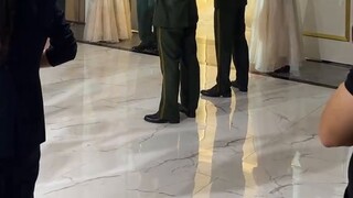 أغنية Attack on Titan تُستخدم في حفل الزفاف بطريقة رائعة جدًا، فجأةً وجدت هذه الأغنية، وتذكرت أنني ص