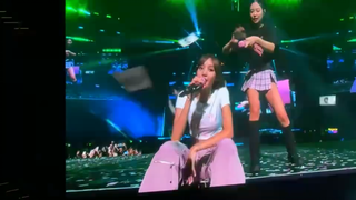 JENNIE di sini untuk menyebarkan uang!