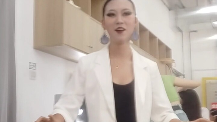 Dynamic video: Modeling for my junior high school friend who is currently studying makeup