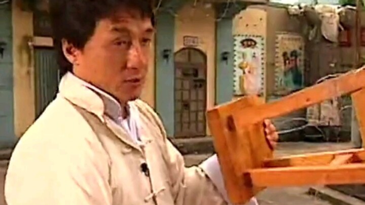Đại ca Thành Long tận tay chỉ dạy bạn cách dùng một cú đá phá nát chiếc ghế, trong các động tác võ t