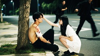 Bos mafia 30 tahun benci disentuh wanita tapi jatuh cinta pada gadis desa yang menyelamatkannya!