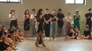 [Xu Jiayu] 12 tuổi vào năm 2020, có "đôi chân" và tỷ lệ cơ thể đáng kinh ngạc