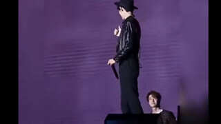 【بو جون يي شياو】"وانغ ييبو، لم تدفع بعد!!" عندما سمع الأخ شياو تشان هذه العبارة، ظهرت لديه أجمل ابتس