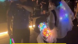 حاولت شرطة المدينة مرارًا إقناع الباعة بالرحيل دون جدوى، بينما ظلت البائعة تصرخ قائلة: "لا تسرقوا أغ