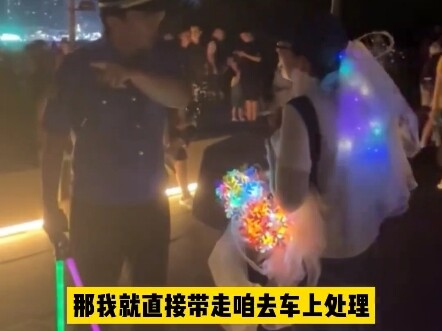 حاولت شرطة المدينة مرارًا إقناع الباعة بالرحيل دون جدوى، بينما ظلت البائعة تصرخ قائلة: "لا تسرقوا أغ