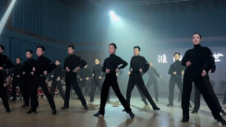 ไม่เชื่อก็มาดู! หวังเสียงหลวนผู้โด่งดังที่สุดบนโลกออนไลน์จะสอนคุณว่า “การเต้นอย่างมั่นใจ” คืออะไร ทั