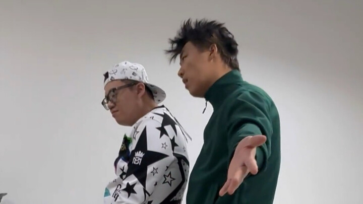 Ku Fang phiên bản tập luyện tại phòng nghỉ của "Phạm lỗi" (quay bởi Hao Xutao)