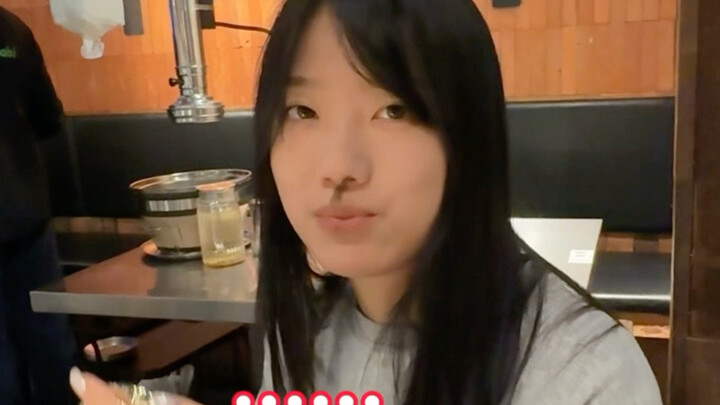 Sau khi nắm tay nhau, cảm giác thật kỳ lạ